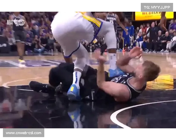 国王主场战勇士，小萨博尼斯与格林内线搏斗成关键