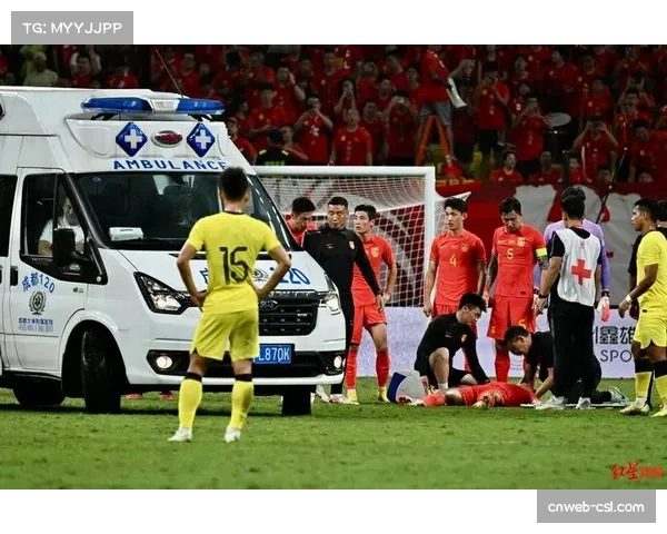 暖心一幕：球童不慎滑倒，双方球员及主裁判上前搀扶